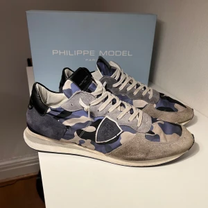 Philippe Model Trainers Limited Editon  - Philippe Model trainers i en cool blå och grå camouflage-design. Skorna är limited edition och säljs inte någonstans längre. Köpta för 320€. Ingår låda och skickas samma dag som beställningen om den sker innan kl 20:00. Storlek 45. Priset kan diskuteras i dm, och skicka dm för mer info och bilder.