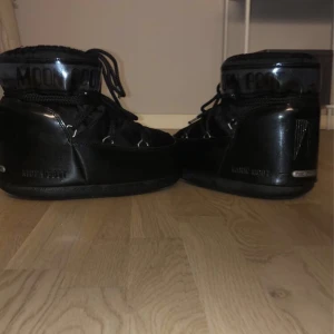 Svarta Moon Boots - Snygga svarta Moon Boots med snörning och hög design. Perfekta för kalla dagar med sin robusta och varma konstruktion.  Ny pris är 2300 använda ändast 2-3 vintrar 