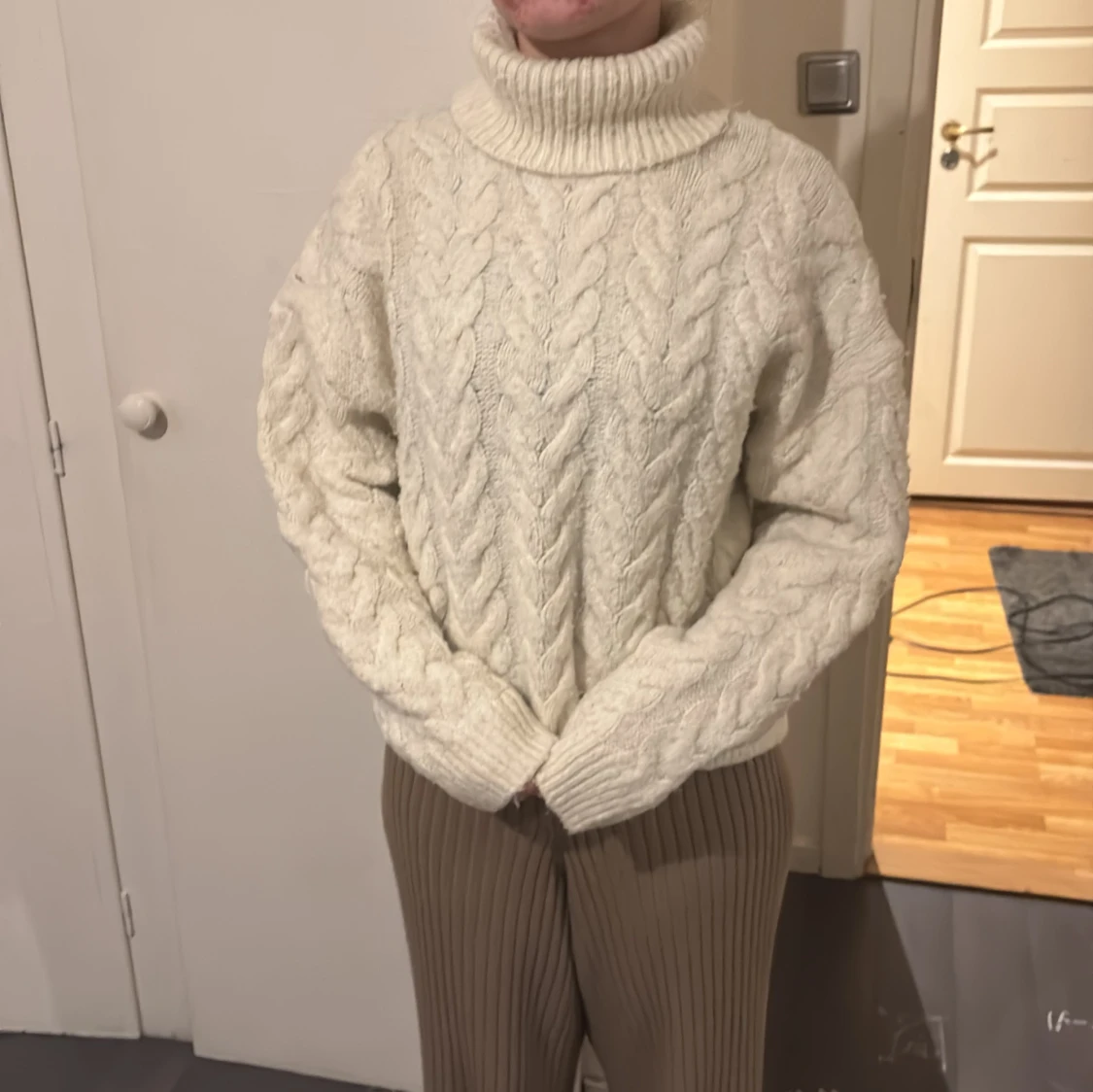 Vit stickad polotröja