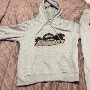 Shooters dress - Knappt använd säljer den för jag ba tröttnat på den, inte min stil längre, köpte den äkta från trapatar.com för 2500 men säljjer den för 1000 pris kan diskuteras, Den är storlek M  både i byxan och hoodien. 