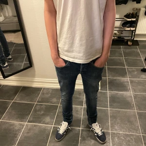 Dondup jeans 31 - Säljer feta dondup jeans. Modellen är george. Storleken är w31. Priset ej hugget i stenen 