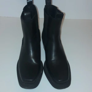 Pavement Dusty boots - Pavement Dusty boots storlek 38.Använda 1 gång.Mycket snygga och i jättefint skick.Säljer dem pågrund av att de tyvärr är förstora 