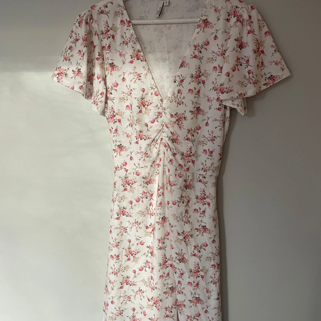 Blommig sommarklänning med knyt