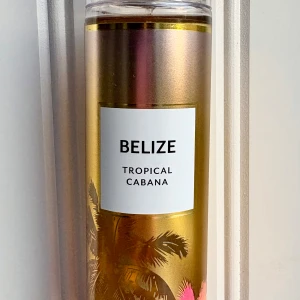 Belize Tropical Cabana Fragrance Mist by Bath And Body Works 236 ml - En ljuvlig sommardoft från Bath And Body Works. 236 ml, oanvänd. Se bilder för beskrivning av hur den doftar. Givetvis förvarad mörkt och svalt.