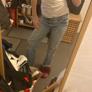 Blå jeans i bra skick - Säljer ett par snygga blå jeans i bra skick. De är tighta och har en klassisk straight stil. Perfekta för vardagsbruk och kan matchas med nästan vad som helst. Passar bra till både sneakers och boots. Perfekt för höst och vår!