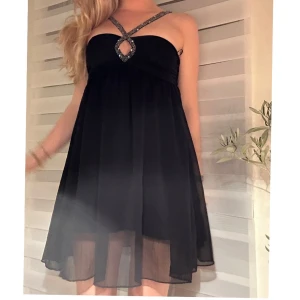 Fest klänning - Så fin klänning med glittrig hakterneck! Denna passar perfekt nu till nyår!! Så himla snygg och festlig