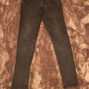Svarta skinny jeans - Säljer ett par eftertraktade och nygga svarta jeans perfekta för en stilren look. 