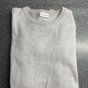 Grå tröja i merinoull från John Henric - Säljer en stilren grå tröja från John Henric, tillverkad i 100% merinoull. 🧶Perfekt för kyligare dagar med sin mjuka och bekväma passform. 🍁Ett måste i garderoben för den som älskar kvalitet och stil. Felfri!