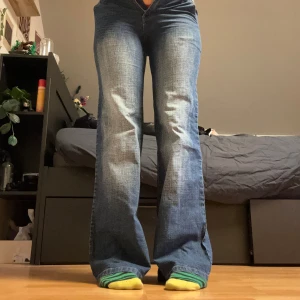 coola bootcut jeans - supercoola Bootcut jeans! Midja: 36cm Innerbenslängden: 84cm💕 använd gärna köp nu