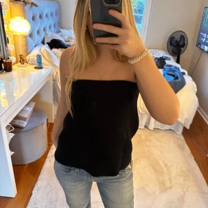 Zara topp  - Säljer den här super fina zara of the shoulder toppen💕😊 super fin och kan anvödas som kjol!