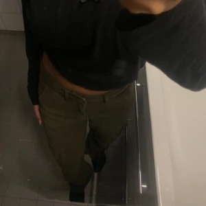 Olivgröna cargos - Säljer dessa par olivgröna byxor från Zara i nyskick. Dessa e mörk gröna jätte fin färg och super kvalitet, säljer dom eftersom dom är små för mig❣️