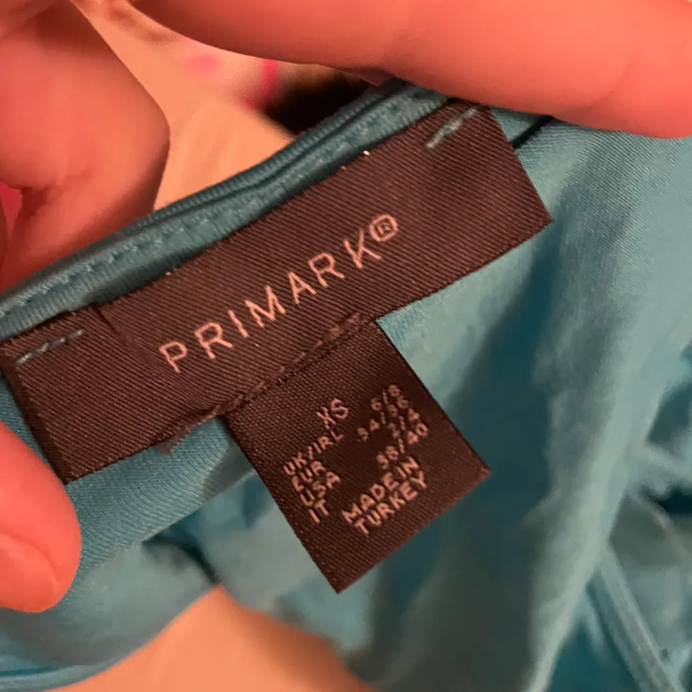 Säljer en snygg turkos ärmlös body som aldrig är använd från Primark i storlek XS. Perfekt för sommardagar eller en utekväll. Bodyn har en enkel och stilren design som gör den lätt att matcha med olika outfits. Passar både till vardags och fest!. Toppar.