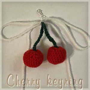 Cherry nyckelring 🍒  - En liten och gullig körsbärs nyckelring, lätt att sätta på tex väskan eller nycklarna för en söt touch!🍒  Vänligen läs policyn i mina gillade innan köp💞