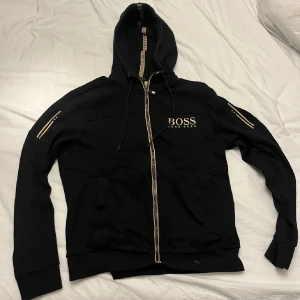 Hugo Boss Hoodie - Säljer min Hugo Boss hoodie då jag inte använder den så mycket. Hör er av för fler bilder. Priset är fast!🫡