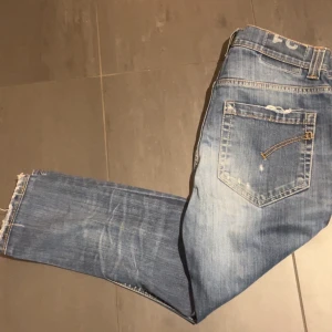 Dondup jeans  - Feta dondup jeans. Modellen är 160cm. Hör av er för mått. Jätte fint skick. Pris kan diskuteras! Hör av er vid frågor eller funderingar!⚜️🙌