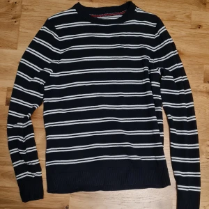 Svart och vit randig tröja från S.C.W. - Säljer för att den var för liten. Nästan oanvänt skick. Passar S