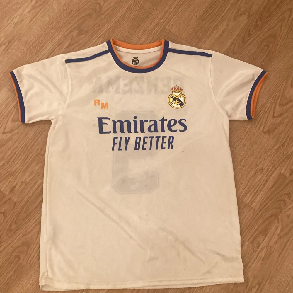 Real Madrid 21/22 Tröja, Benzema. Storlek: M. Bra skick, knappt använd. . T-shirts.