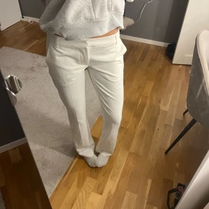 Vita kostymbyxor - Säljer dessa riktigt snygga och fräscha kostymbyxor från bikbok som är helt oanvända! Dem är i storlek 36 och jag är 1,68 och dem är perfekta i längden.😋 Innerbenslängd är 80cm och midjemått är 34cm, Hör gärna av dig om du är intresserad eller för övriga frågor !❤️‍🔥❤️‍🔥