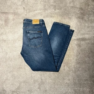 Nudie jeans - Säljer nu mina riktigt snygga Nudie jeans i modellen Lean Dean. Toppskick, använda 5-6 gånger. Strl 33/32, köpta för 1699 på Nudies hemsida. Priset är inte hugget i sten!