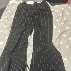 Kostymbyxor - Kostymbyxor med vita ränder, använda väldigt fåtal gånger. 
