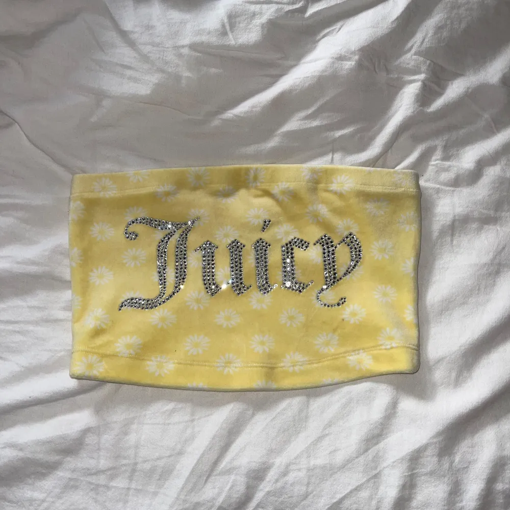 En otrolig bandeau top från Juicy Couture strl. S. Endast använd vid ett tillfälle därav i mycket bra skick. Köptes på Urban Outfitters i Barcelona. Priset är förhandlingsbart ☺️. Toppar.