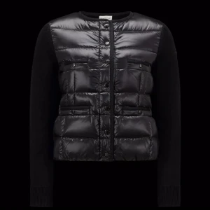 Moncler cardigan - Moncler Wooll cardigan. Använd väldigt få gånger! Nyskick! Köpt från deras damhemsidan men passar unisex. Liten i storleken därför passar som en M! 
