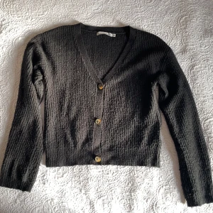Svart cardigan  - Svart cardigan från lager 157 den är i bra skick då den inte använts så jätte mycket. Den är i storlek 150.