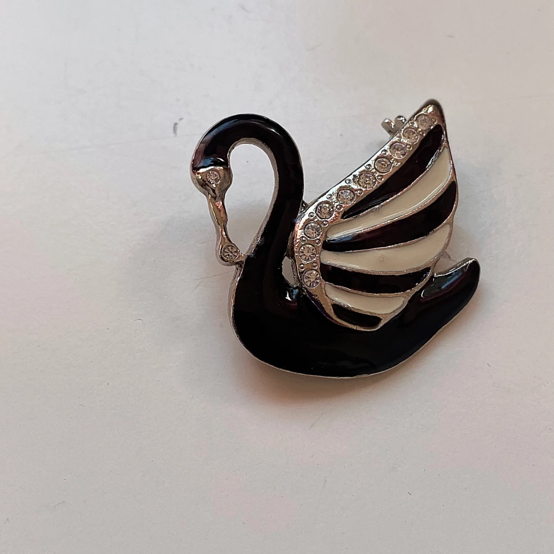 Elegant svanbrosch i svart och vitt - 90