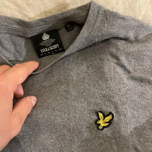 Lyle & scott tunn tröja - Bra skick. Jag är 180 och väger 80 och den passar mig bra.