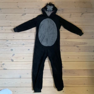 Mysig gorilla one piece - Säljer min fina gorilladräkt, den är i bra skick då den är sparsamt använd, så skick 10/10. Säljer då den var för liten för min lill kusin så den har inte blvit använd mycket alls. (Bananer ingår tyvärr ej)