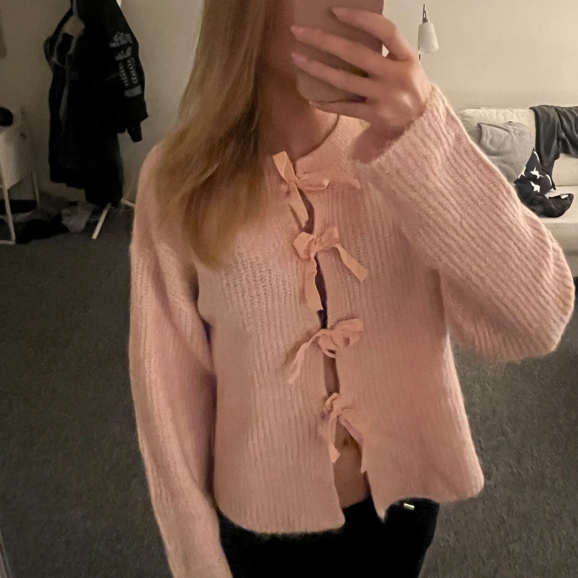 Rosa stickad kofta med rosetter