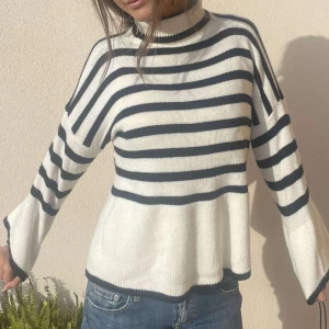 Stickad polotröja  - Jätte fin och mysig polotröja 🤍🖤