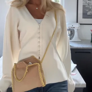 Ginatricot tröja - Säljer denna helt slutsålda kofta från Gina, den är i storlek XS och endast använd en gång💕💕600 VID DIREKTKÖP, FÖRST TILL KVARN!!