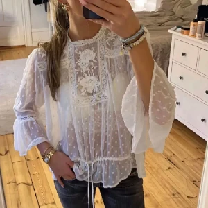 vit blus  - säljer denna blusen då den inte kommer till användning 💕