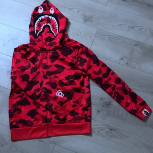 bapehoodie - Säljer denna Tvär feta bapehoodie då den inte används längre. Skick 9,5/10💯 använd runt 3-4 gånger, Storlek S passar 168-173 ungefär. Om ni undrar något är det bara höra av sig🙌🔥