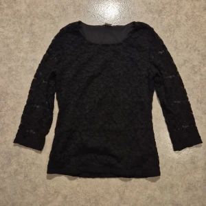 Spets -topp - Svart spets-topp, see through på ärmarna, knappt använd