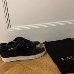 Lanvin cap toe - Lanvin cap toe | Strl 42 men lanvins brukar vara i stora i storleken | Skorna har helt nya skosnören och en fläck på cap toen som syns på bilderna | Dustbag tillkommer. Vid frågor eller funderingar är så är det bara att höra av er | // Armadio
