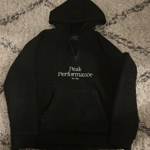 Peak performance fleece - Hej säljer min peak performance tröja då den har blivit för liten inga defekter passar perfekt nu till vintern.