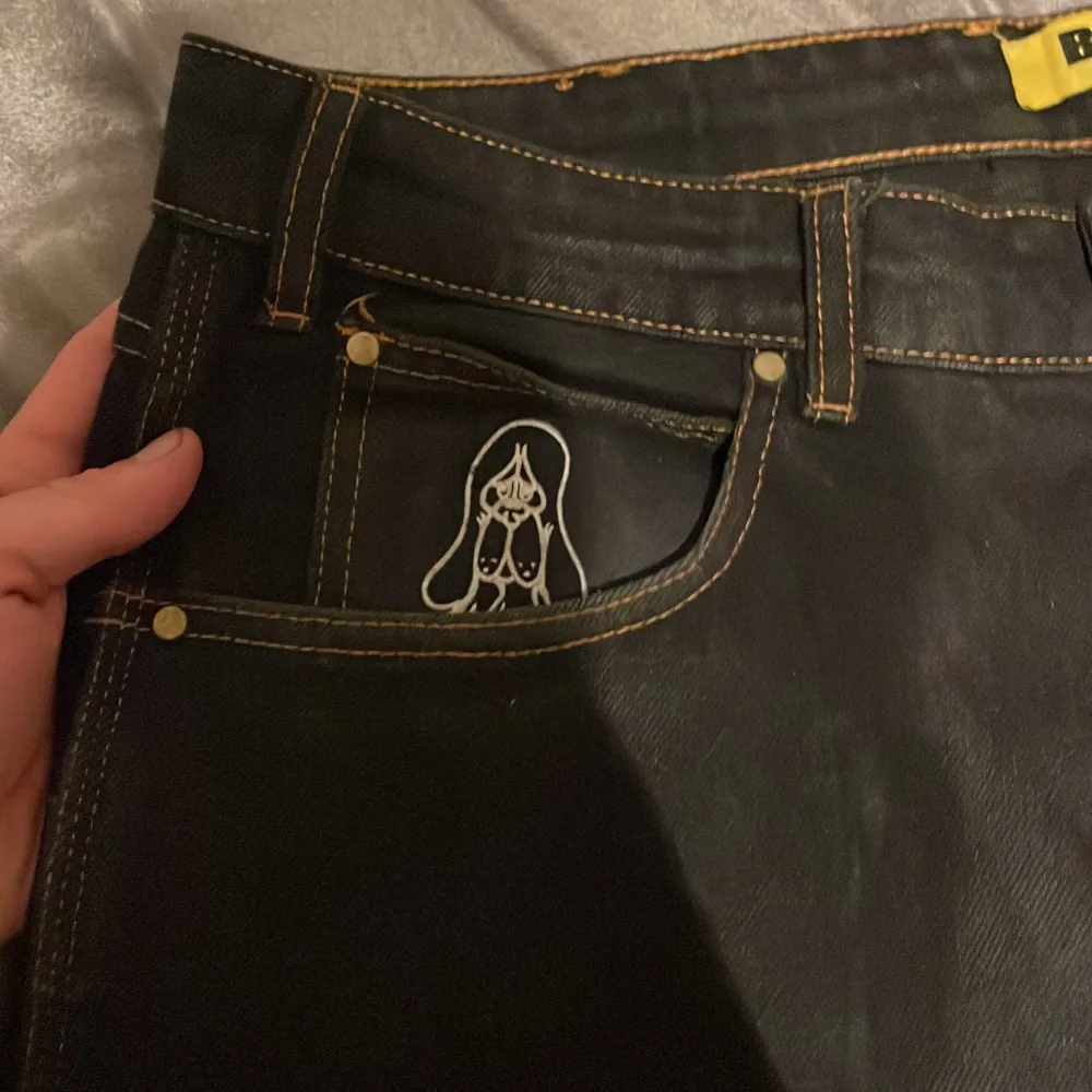 Svarta butter goods jeans med hund broderad i framfickan och på bakfickan. Säljer ganska billigt för lite slitage på benöppningen.. Jeans & Byxor.