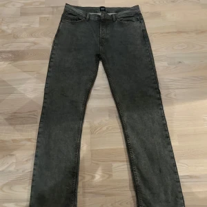 Montén Jeans - Säljer ett par grå jeans från Montén i nyskick. Straight fit.