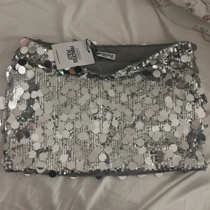 paljett kjol - superfin paljettkjol från Princess Polly, helt oanvänd då jag inte haft tillfälle att änvända den❤️Perfekt till nyår/festival mm. Storlek 40, originalpris 550kr