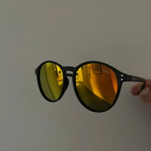 Dolce & gabbana solglasögon  - Solglasögon i bra skick från dolce & gavbana. Nypris 2000, låda medföljer inte