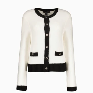 Vit och svart kofta  - Säljer en elegant vit kofta från Newyorker med svarta detaljer och knappar. Den har långa ärmar. Perfekt för både vardag och fest! 🖤🤍obs litet hål på högra sidan!!