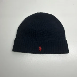 Polo Ralph Lauren mössa - Polo Ralph Lauren mössa i väldigt bra skick. Mössan är one size 43cm.