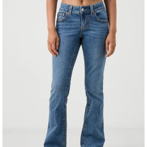 Lågmidjade bootcut jeans - Blåa lågmidjade bootcut jeans från gina tricot. I super fint skick! 🫶🏻