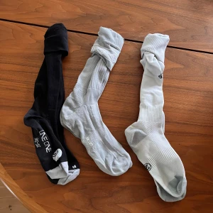 Fotbollsstrumpor storlek 35-38 - Tre par fotbollsstrumpor av märket umbro,adidas och Line one. Använda ett fåtal gånger. Djur och rökfritt hem. 20kr styck eller 50kr för alla tre.