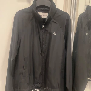 Svart tunnare bomberjacka. Calvin Klein - Svart tunnare bomberjacka. Calvin Klein Stl 14 för tjejer Bra skick. 