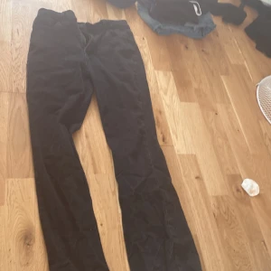 Shein jeans  - Ganska utsvängda shein svarta jeans,använt jätte lite