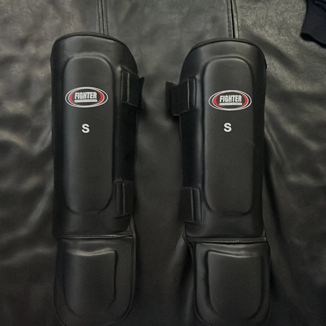 Svarta benskydd från Fighter