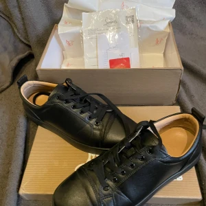 Christian Louboutin skor  - Hej säljer nu ett par Christian Louboutin skor i storlek 42 pris 1000. Kommer med box och två dustbags + kvitto